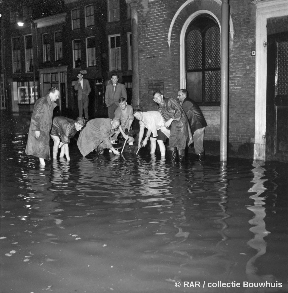 1958 Wateroverlast op de Varkensmarkt / Plein