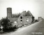 Foto uit 1971 met Het Houten Wambuis en op de achtergrond het huis van de bakenmeester