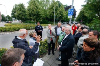 Bezoek aan de Lingedijk door wethouder Wim Gradisen in 2009: een bestuurder tijdens de wijkschouw.
