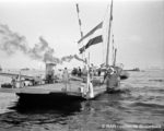 De boot van de Rijkswaterstaat had nog geen roetfilter toen de bakenmeester een dot gas gaf om de stuurloos geworden pont veilig aan wal te brengen.