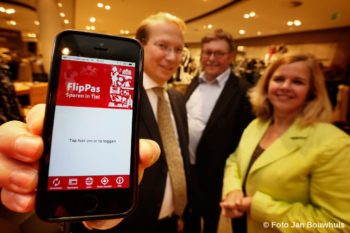 Bram van Blijdesteijn toont het eerste ontwerp van de FlipPas-app