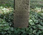 Een huismerk zoals dat ook in Tiel voorkwam op een steen op het Geuzenfriedhof