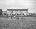 1962 Molukse kinderen voetballen in de Did. Vijghstraat. Geheel rechts de oude Kerk en ontmoetingsruimte.