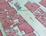 Een stukje van de kadasterkaart van 1833. De open plek waarop Lebbink in 1893 zijn pakhuis zou laten bouwen, is nog ingang van het Heerenlogement aan het Plein