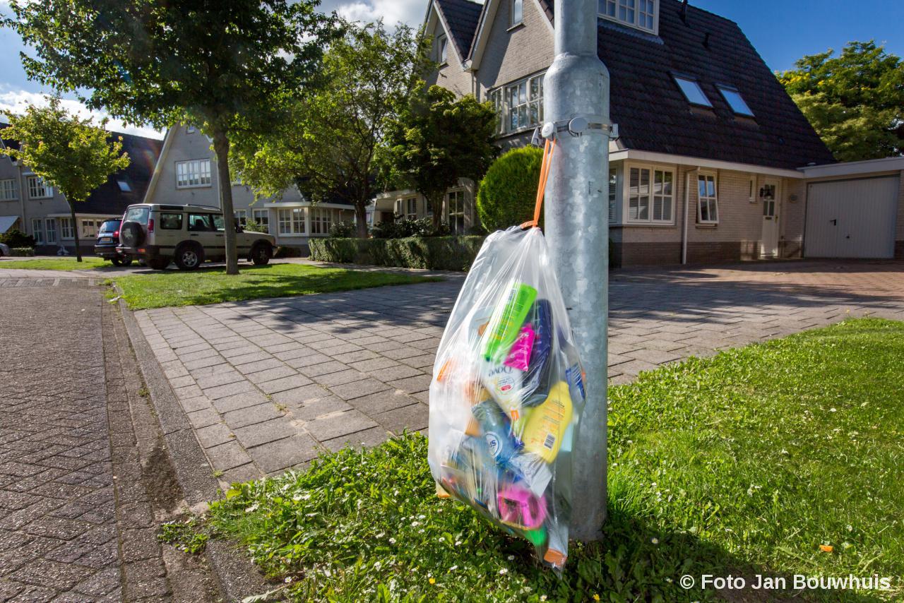 Pigment Huiswerk Overtreffen Kroonringen om lantaarnpalen tbv ophalen plastic afval in Passewaaij Tiel -  de Tielenaar