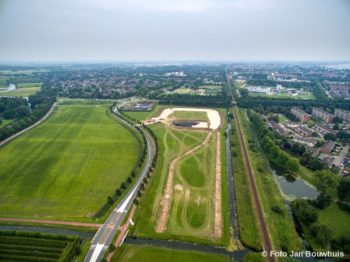 Tiel, 19 Augustus. Langs de Schaarsdijkweg zijn de werkzaamheden gestart voor de aanleg van Wielersportcentrum De Betuwe. Op het terrein wordt een parcours aangelegd voor TFCC 'De Weirijders' en 'JvR de Batauwers'.
