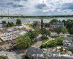 Tiel, 14 juli. Pano luchtfoto bouw werkzaamheden aan parkeergarage en Cultuurcentrum Westluidense Poort.