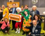 Tiel, 15 November. Tiel FairTrade Gemeente, Flipje kleurt oranje! Wethouder Laurens Verspuij heeft namens de Gemeente Tiel de eervolle titel FairTrade Gemeente in ontvangst genomen.
