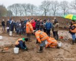 Tiel, 15 November. Archeologisch onderzoek / opgraving Medel locatie Hazenkamp - grafveld. Bezoek Leidse studenten met rondleiding door Johan van Kampen VUhbs.