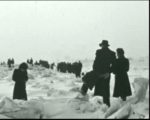 Beeld uit film 1942 Bouwhuis: Lopen over de Waal