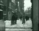 Beeld uit film 1942 Bouwhuis:  Tolhuisstraat richting Weerstraat met melkbussen slee