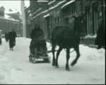 Beeld uit film 1942 Bouwhuis: Tolhuisstraat richting Agnietenstraat met melkbussen slee