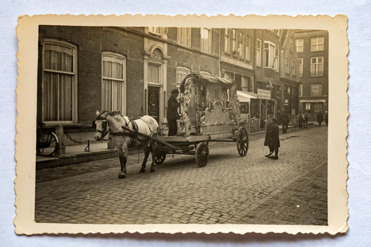 Vooroorlogs straatbeeld met draaiorgel op de Kleibergsche straat