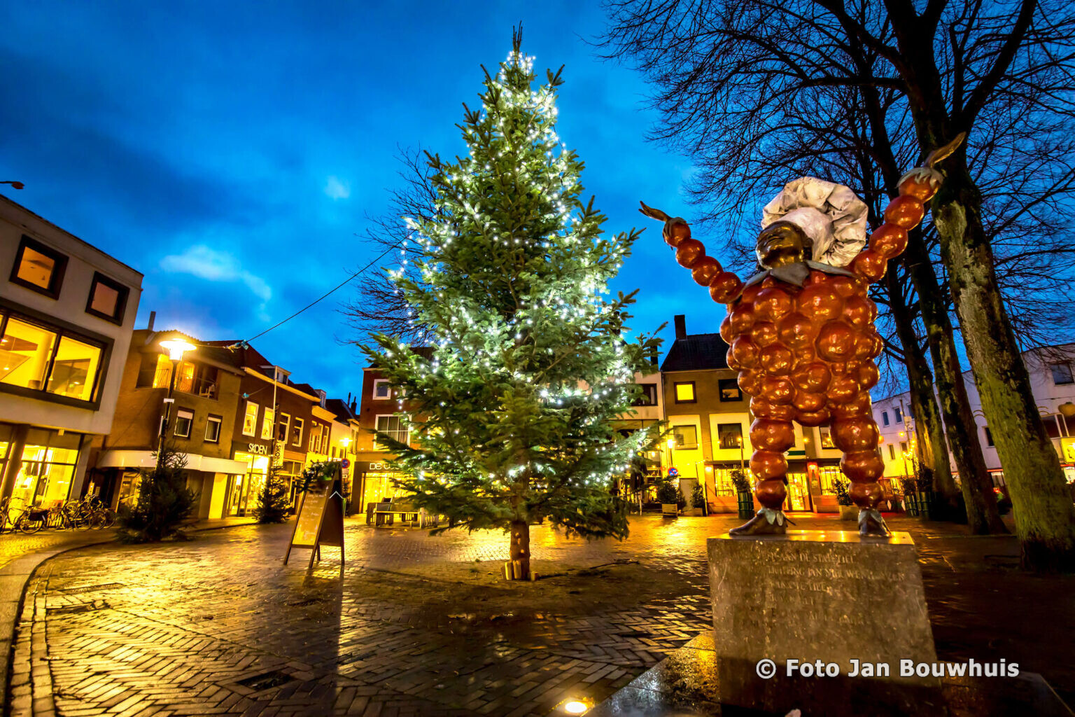 Verlaten kerstboom op Tiel’s Plein de Tielenaar